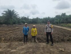 BHABINKAMTIBMAS DESA KARTAMULIA MONITOR PERSIAPAN LAHAN JAGUNG UNTUK DUKUNG KETAHANAN PANGAN