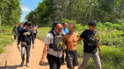Resmob Satreskrim Polres Pulang Pisau Back Up Evakuasi Pria Diduga ODGJ Berparang di Kantan Dalam