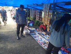 Antisipasi Lonjakan Harga, Bhabinkamtibmas Desa Sei Kayu Pantau Pasar Mingguan di RT 004