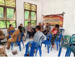 Personil Polsek Kapuas Barat Bersama Perangkat Desa Gelar Jumat Curhat