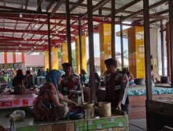 Hadir di Tengah Sentra Niaga Rakyat, Sat Samapta Polres Sukamara Monitoring Pasar Saik