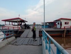 Pastikan Keamanan Jalur Air, Piket SPKT Polsek Kapuas Barat Patroli di Dermaga Feri Desa Saka Mangkahai