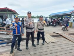 Jamin Kelancaran Arus Mudik dan Barang, Polsek Kapuas Barat Gelar Patroli dan Gatur Lalin di Pelabuhan Feri Saka Mangkahai