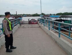 Demi Kelancaran Arus Lalin, Polsek Kapuas Barat Lakukan Patroli Di Areal Feri Penyebrangan Saka Mangkahai