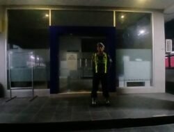Cegah Aksi Kriminal Di Malam Hari, Personel Polsek Kapuas Barat Lakukan Patroli Di Perumahan Penduduk