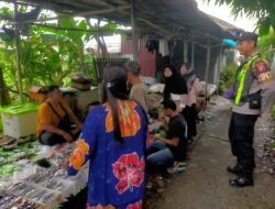 Jaga Kamtibmas di Pusat Perbelanjaan, Polsek Kapuas Barat Gelar Patroli di Pasar Mingguan Mandomai