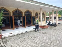 Jamin Kekhusyukan Jemaah, Polsek Kapuas Barat Amankan Ibadah Sholat Jumat di Masjid Al-Falah Mandomai