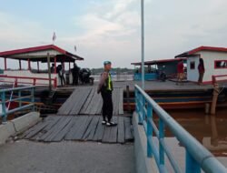 Pastikan Keamanan Jalur Air, Polsek Kapuas Barat Patroli di Dermaga Feri Penyeberangan Saka Mangkahai