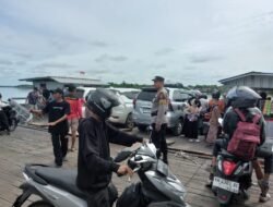 Pastikan Kelancaran Penyeberangan, Polsek Kapuas Barat Patroli dan Gatur Lalin di Pelabuhan Feri Desa Saka Mangkahai