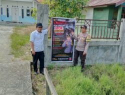 Cegah Karhutla Sejak Dini, Bhabinkamtibmas Polsek Kapuas Barat Pasang Spanduk Imbauan di Desa Sei Kayu