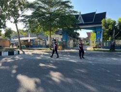 Bantu Kelancaran Jalan dan Penyeberangan Warga, Sat Samapta Polres Sukamara Laksanakan Pengaturan Pagi Hari
