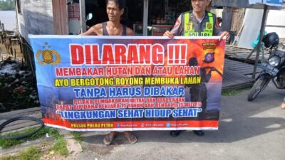 DALAM UPAYA PENCEGAHAN KEBAKARAN HUTAN DAN LAHAN, PERSONEL POLSEK PULAU PETAK SOSIALISASIKAN SANKSI PIDANA PELAKU KARHUTLA KE MASYARAKAT KECAMATAN PULAU PETAK