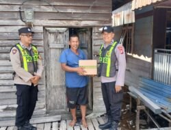 Wujud Kepedulian Polri, Polsek Kapuas Barat Gelar Bakti Sosial Bagi Warga Kurang Mampu di Desa Saka Mangkahai