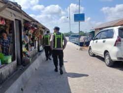 Tingkatkan Keselamatan Transportasi Air, Polsek Kapuas Barat Patroli dan Beri Imbauan di Dermaga Feri Desa Saka Mangkahai