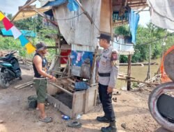 Sambangi Warga Mandomai saat Akhir Pekan, Personel Polsek Kapuas Barat Teruskan Pesan Kamtibmas
