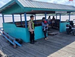 Jaga Kondusivitas Wilayah, Polsek Kapuas Barat Gelar Patroli di Dermaga Feri Penyeberangan Desa Saka Mangkahai
