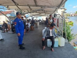 Sambangi Warga Pinggiran DAS Jelai, Sat Polairud Polres Sukamara Ajak Masyarakat Jaga Kamtibmas dan Kelestarian Sungai