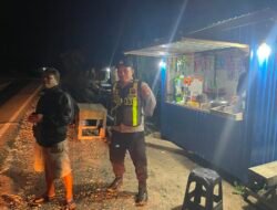 ANGGOTA POLSEK PULAU PETAK LAKSANAKAN PATROLI MALAM, GUNA MEWUJUDKAN KAMTIBMAS KONDUSIF DI WILAYAH KECAMATAN PULAU PETAK