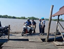 PASTIKAN KAMTIBMAS KONDUSIF, PERSONEL POLSEK PULAU PETAK LAKSANAKAN PATROLI DIALOGIS DERMAGA PELABUHAN PENYEBERANGAN DESA SEI TATAS HILIR