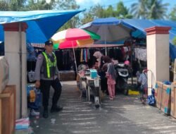Jaga Stabilitas Harga dan Bhabinkamtibmas, Polsek Kapuas Barat Patroli Pasar Mingguan di Mandomai