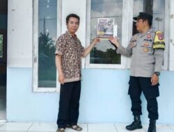 Cegah Kebakaran Lahan, Bhabinkamtibmas Desa Sei Kayu Pasang Stiker Imbauan Stop Karhutla Bersama Warga