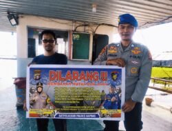 Satpolairud Polres Kapuas Cek Kelengkapan Alat Keselamatan kapal yang melintas DAS Kapuas
