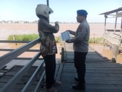 Satpolairud Polres Kapuas Sosialisasikan Larangan Karhutla kepada Warga Bantaran DAS Kapuas