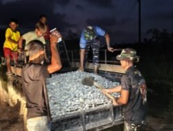 Turunkan Material Batu Hingga Malam Hari, Satgas TMMD Reguler Ke-129 Kejar Target Pembangunan