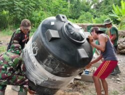 Satgas TMMD Reguler Ke-129 Pasang Tangki Air “Penguin” Sumur Bor di Desa Tempapan Hulu