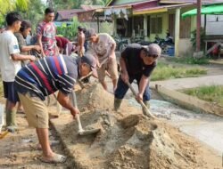 Penuh Kekompakan, Satgas TMMD Reguler Ke-129 Kebut Pekerjaan Rabat Beton Sasaran Fisik