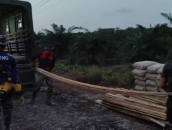 Satgas TMMD Reguler Ke-129 Turunkan Material Papan Mal Hingga Larut Malam.