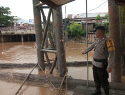 Antisipasi Banjir, Polsek Dusun Selatan Patroli Dialogis, Pantau Ketinggian Air di Pelabuhan Pasar Lama