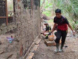 Satgas TMMD Reguler Ke-129 Lanjutkan Pengerjaan Plaster Dinding RTLH