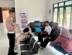 Polantas Karib, Petugas Satlantas Polres Murung Raya Edukasi Pemohon Dengan Aplikasi SINAR