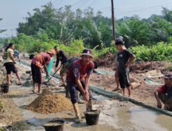 Pengadukan Semen Secara Manual, Satgas TMMD Reguler Ke-129 Wujudkan Rabat Beton Berkualitas