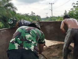 Satgas TMMD Reguler ke-129 Turunkan Material Pasir Secara Manual Demi Percepat Pembangunan