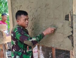 Plaster Dinding RTLH Milik Warga Terus Berlanjut, Satgas TMMD Reguler ke-129 Kebut Pengerjaan