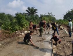 Percepat Penyelesaian Rabat Beton, Satgas TMMD Reguler Ke-129 Bersama Masyarakat Terus Kebut Pekerjaan