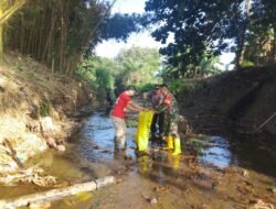 Bersama Warga Kelurahan Pelaihari, Kopda Wahyu Jatmiko Babinsa Koramil 1009-02/Pelaihari Bersih-bersih Sungai