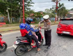 Satlantas Polres Murung Raya Kobarkan Semangat Nasionalisme Lewat Pembagian Merah Putih Sambut HUT RI ke-81