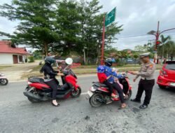 Bangun Semangat Nasionalisme, Satlantas Polres Murung Raya Bagikan Bendera Merah Putih Gratis ke Pengendara