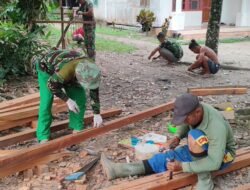 Tiang Kayu Dirakit, Satgas TMMD Reguler Ke-129 Perkokoh RTLH Milik Warga Tempapan Hulu