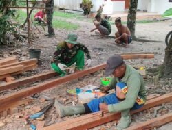 Satgas TMMD Reguler Ke-129 Siapkan Tiang Kayu untuk Pembangunan RTLH
