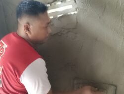 Semangat Satgas TMMD Reguler Ke-129, Plester Dinding MCK RTLH Terus Dikebut