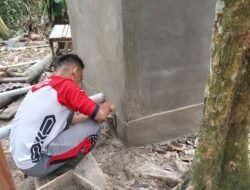 Kejar Target Penyelesaian, Satgas TMMD Reguler Ke-129 Kebut Plester Dinding Luar MCK RTLH