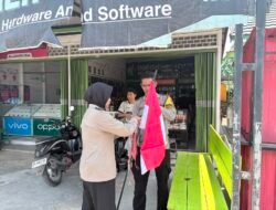 Polsek Murung Bagikan dan Pasang Bendera Merah Putih Di Puruk Cahu