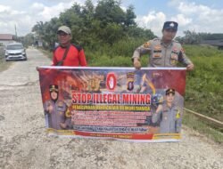Cegah penambang liar, Personil polsek Kapuas tengah berikan Imbauan ilegal mining.