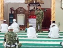 Safari Jumat Kodim 1002/HST di Pagat, Bagikan Nasi Bungkus untuk Jamaah