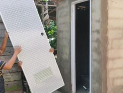 Tahap Pemasangan Pintu MCK RTLH, Sentuhan Akhir Program TMMD Reguler Ke-129