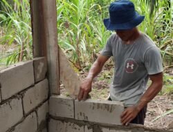 Tetap Semangat, Satgas TMMD Reguler Ke-129 Pasang Batako MCK RTLH